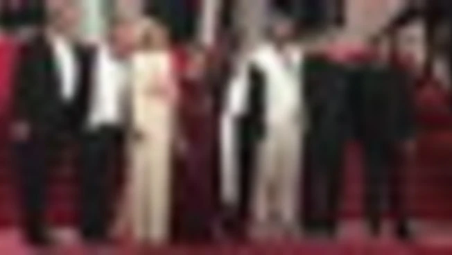 Cannes, Kristen Stewart sul red carpet per "Full Phil" di Quentin Dupieux