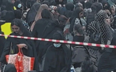 Pd. il silenzio delle donne davanti alle musulmane nel recinto