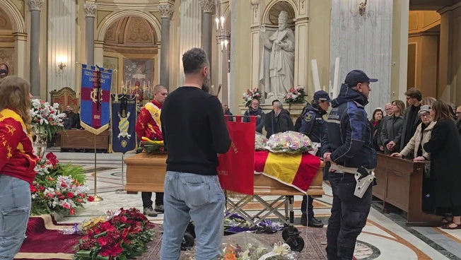 Folla commossa a Napoli per l'ultimo saluto a Davide Tizzano