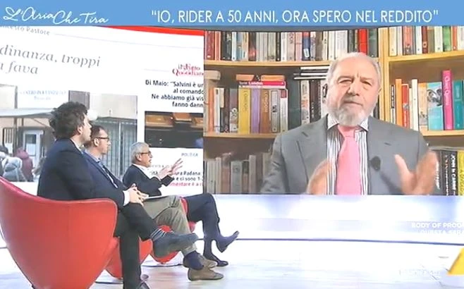 L'aria che tira, Diego Fusaro affonda Antonio Caprarica: "Mi spiace per l'arcigno signore"