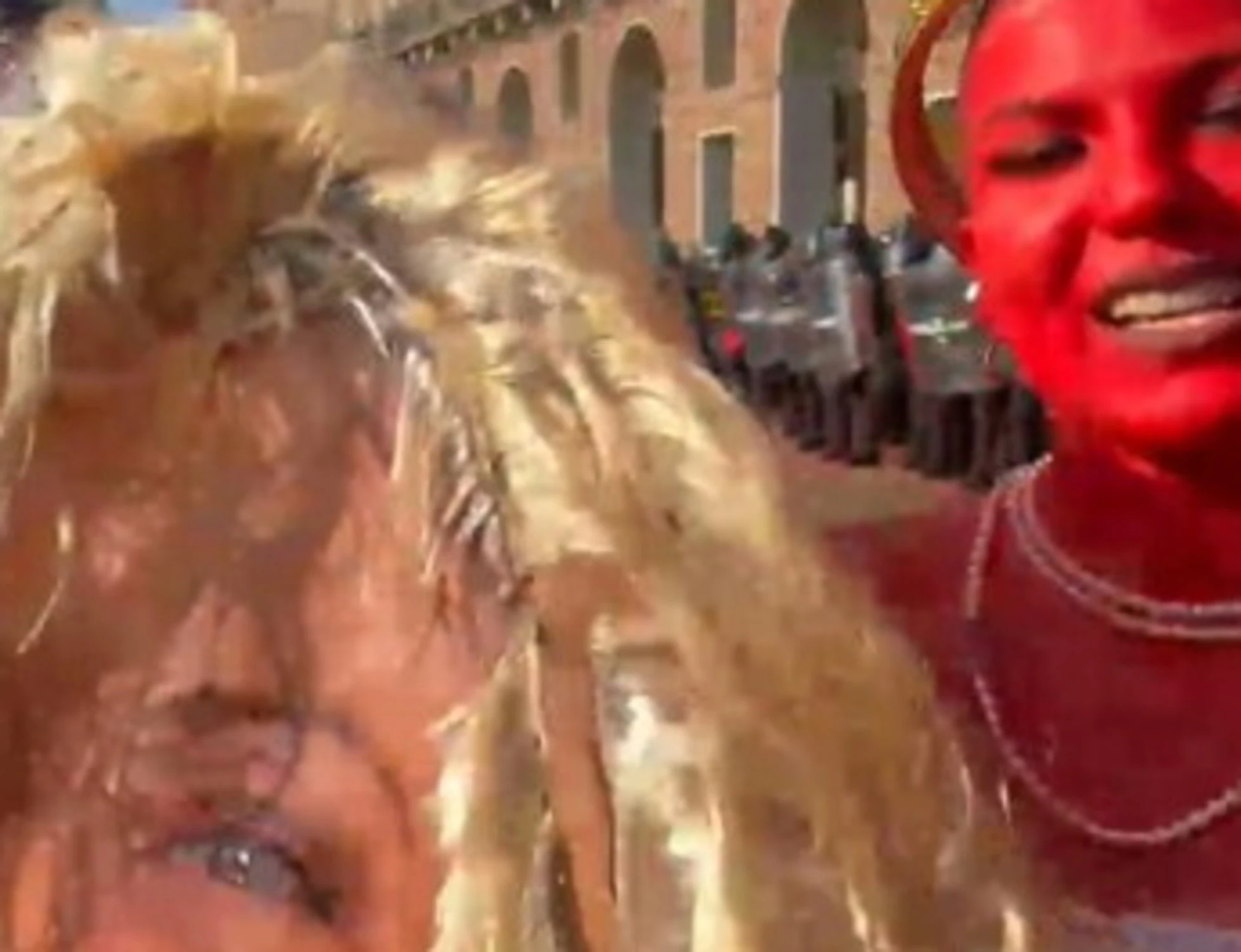Torino, ira di Lucio Malan per la manifestante con la testa di Meloni: "Cosa dilaga in questi cortei"