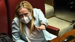 Napoli in rivolta, Giorgia Meloni contro Luigi De Magistris: "Imperterrito in tv, uno spettacolo ignobile"