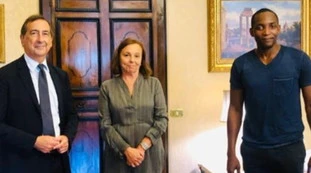 Beppe Sala travolto dalla polemica per la foto con il sindacalista ivoriano Soumahoro: "Milano affonda e lui pensa agli immigrati"