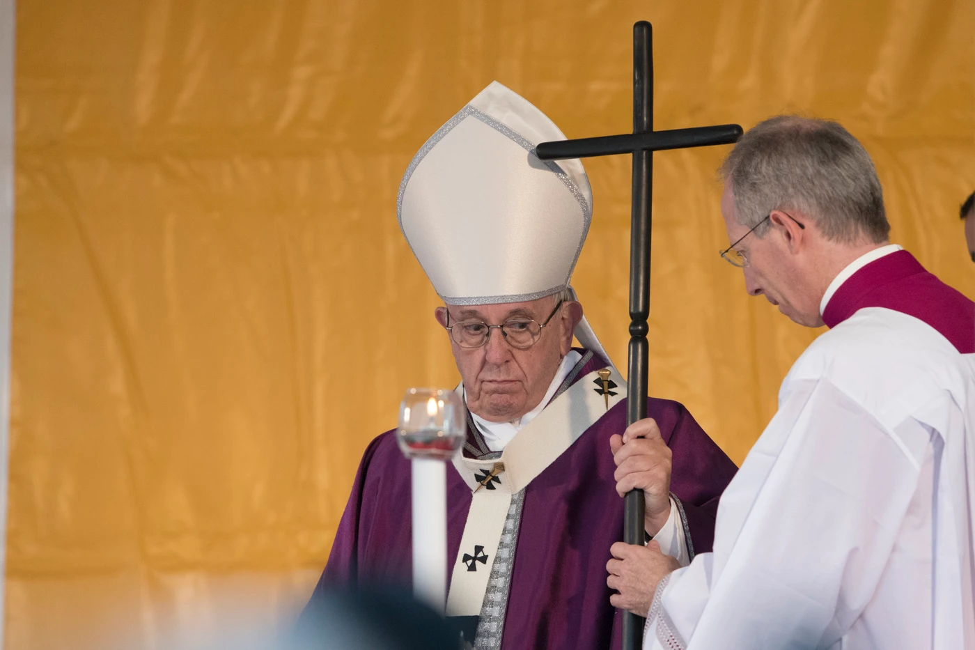 Papa Francesco in imbarazzo: la madre superiora si innamora e fugge dal monastero
