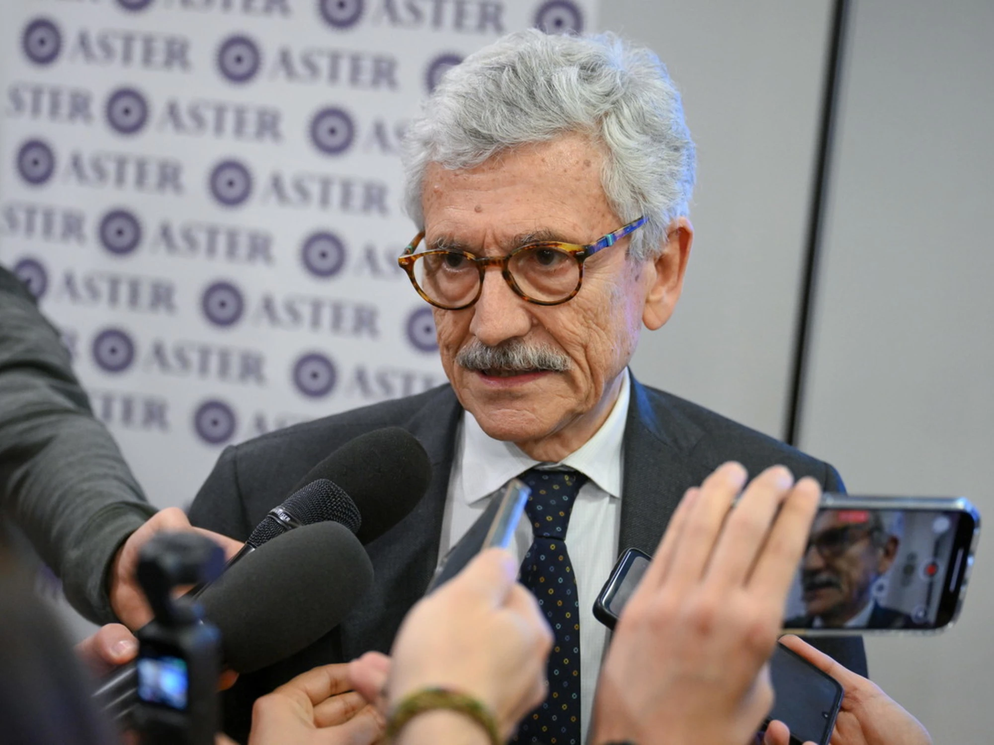 Massimo D'Alema, l'ultimo omaggio alla Cina comunista: "Se pensiamo di isolarla siamo dei cog***"