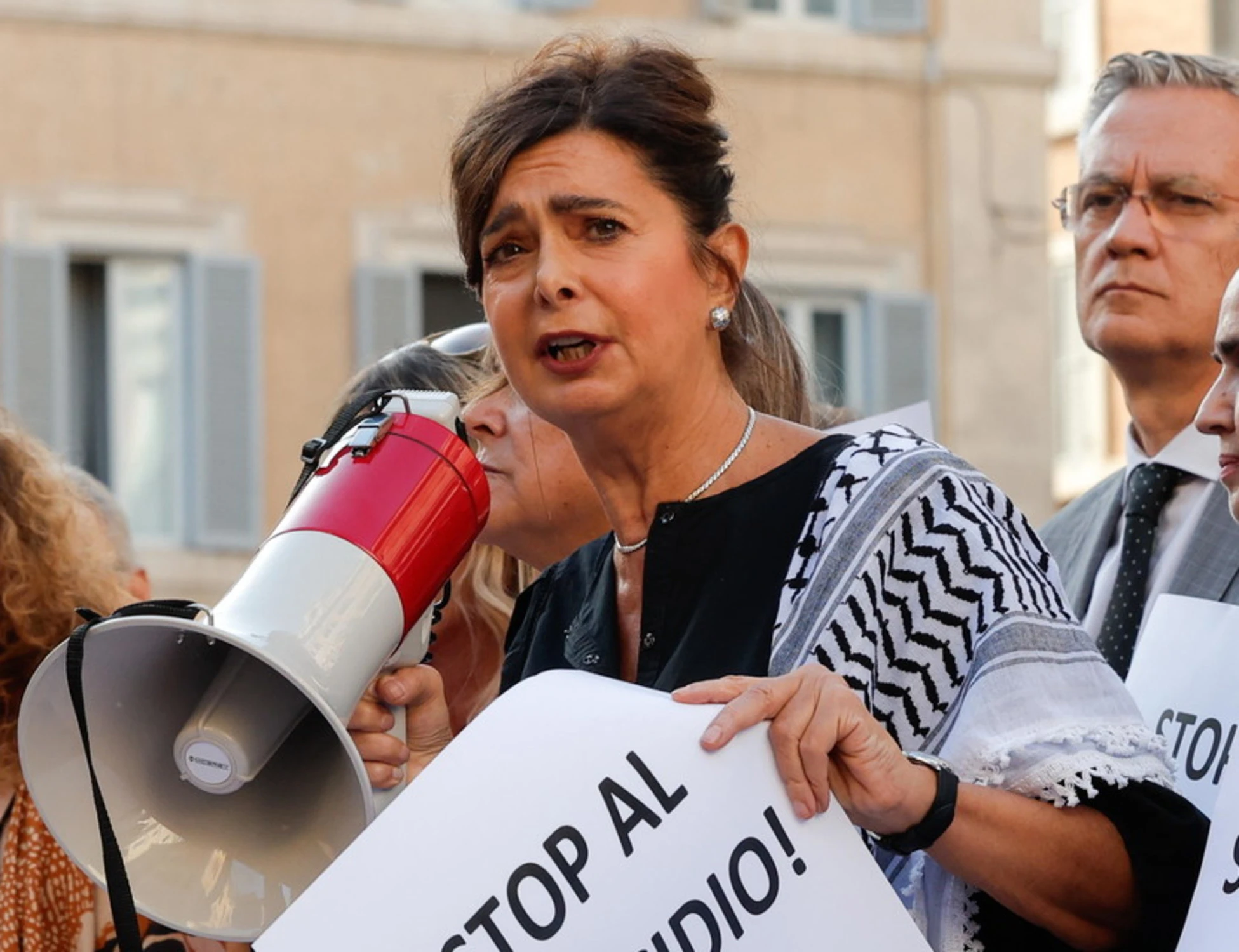 Hannoun, Laura Boldrini rossa d'imbarazzo: "Mi ha chiesto la foto"