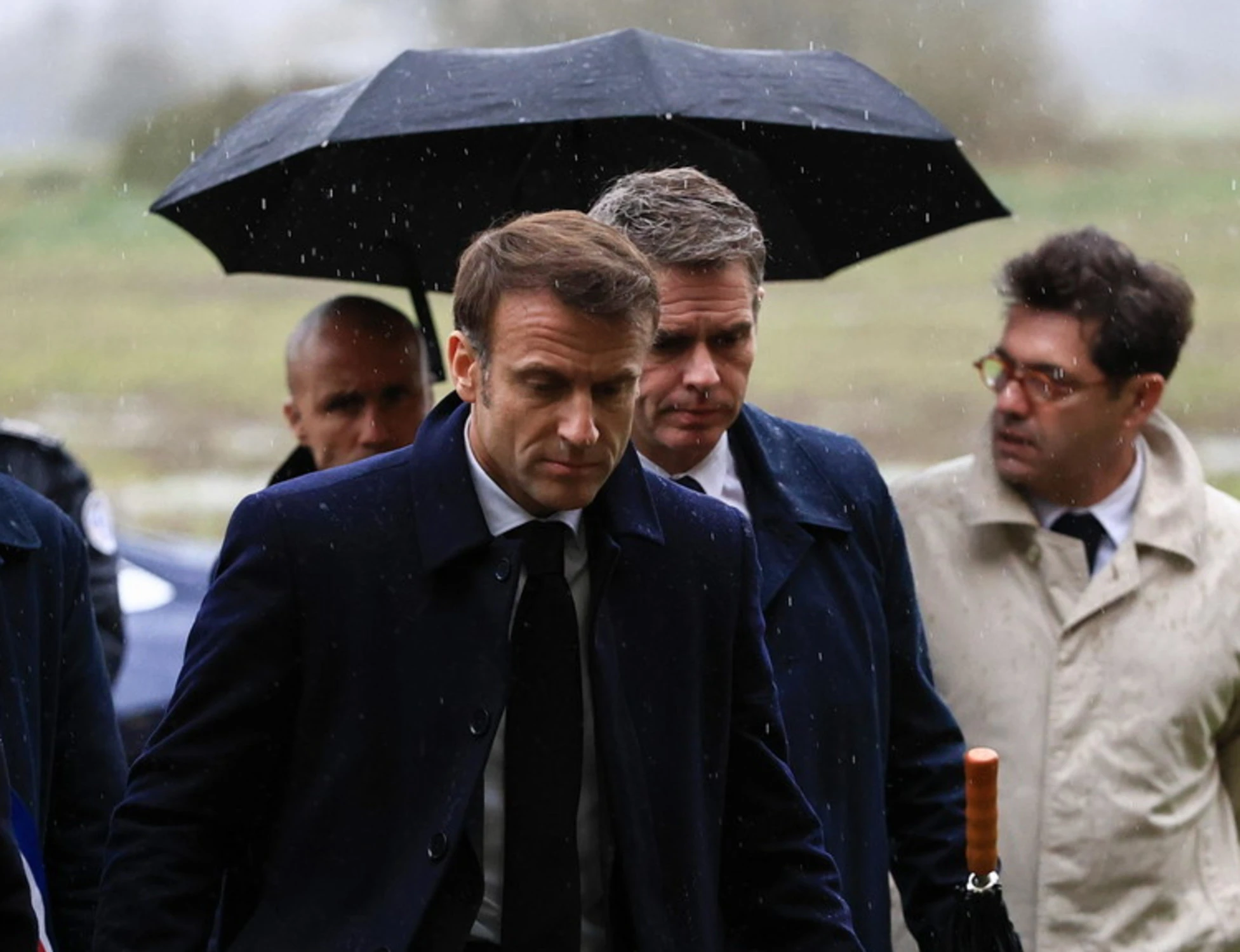 Macron, la vergogna: "Fango sulle scarpe", prefetto licenziato