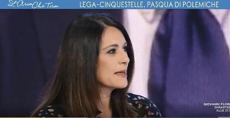 Pina Picierno la spara a L'aria che tira: "A cosa serve la foto di Matteo Salvini col mitra"