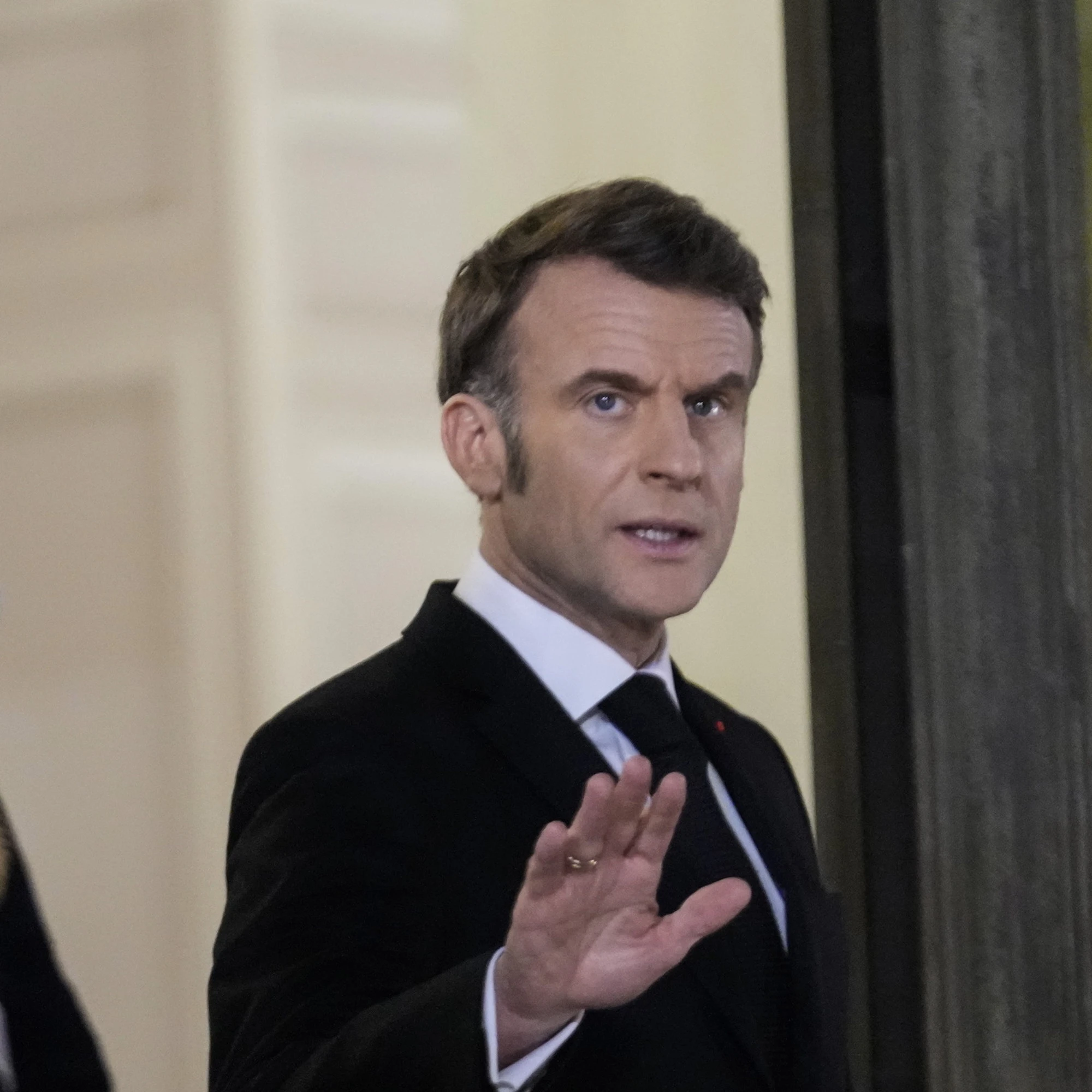 Perquisito l'Eliseo. Ma il "galletto" Macron vieta l'ingresso al suo ufficio