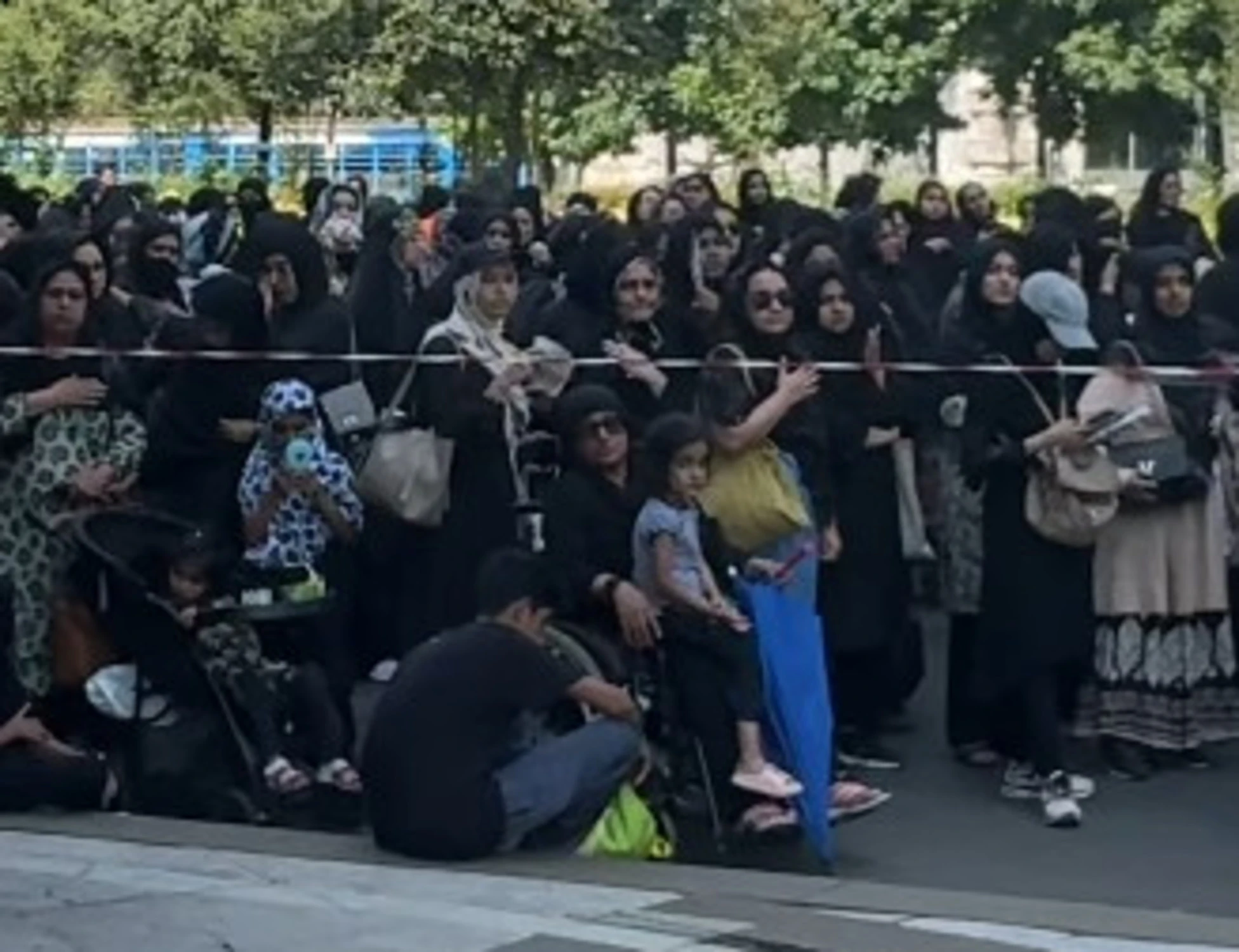 Milano, invasione islamica per l'Ashura: donne nei recinti, "ecco l'integrazione del Pd"