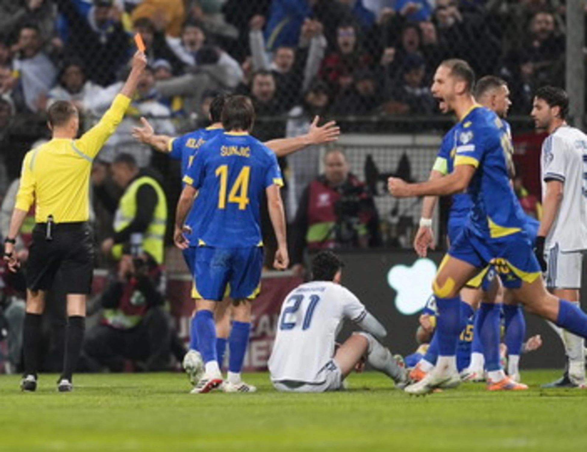 Bastoni "aveva le stampelle. Poi...". Bosnia-Italia, le parole pesantissime di Chivu