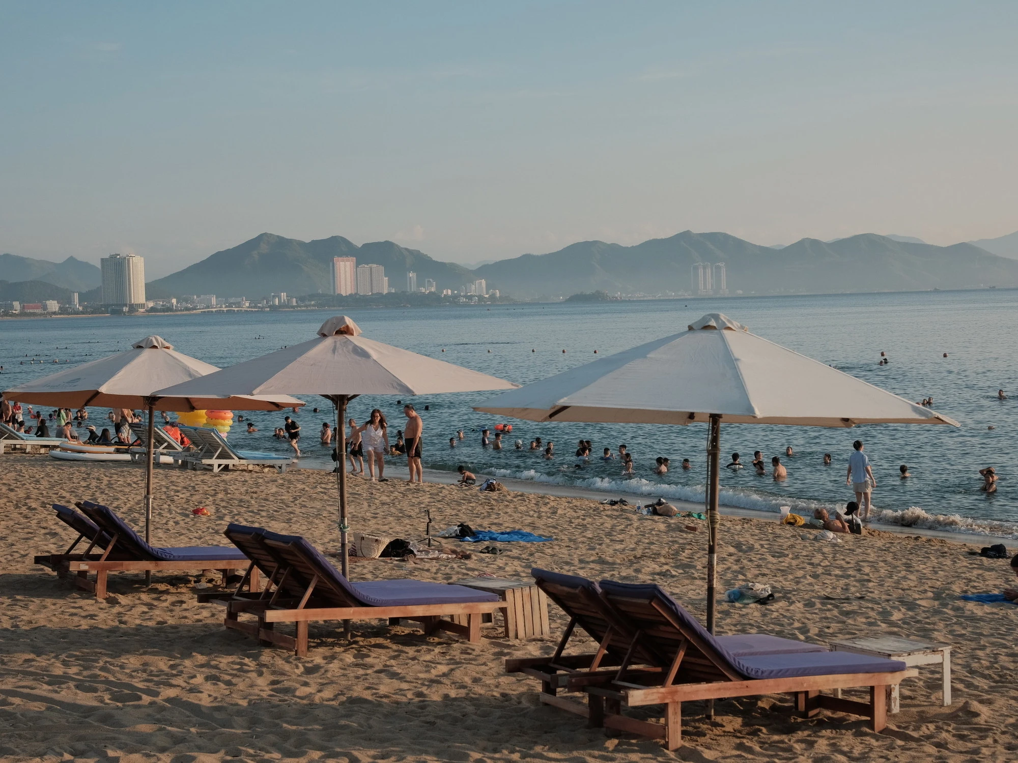 San Benedetto del Tronto, stesa in spiaggia prende il sole: violentata davanti ai bagnanti