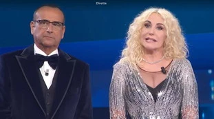Sanremo 2025, Antonella Clerici insultata mentre è sul palco: "Gonna che fa provincia"