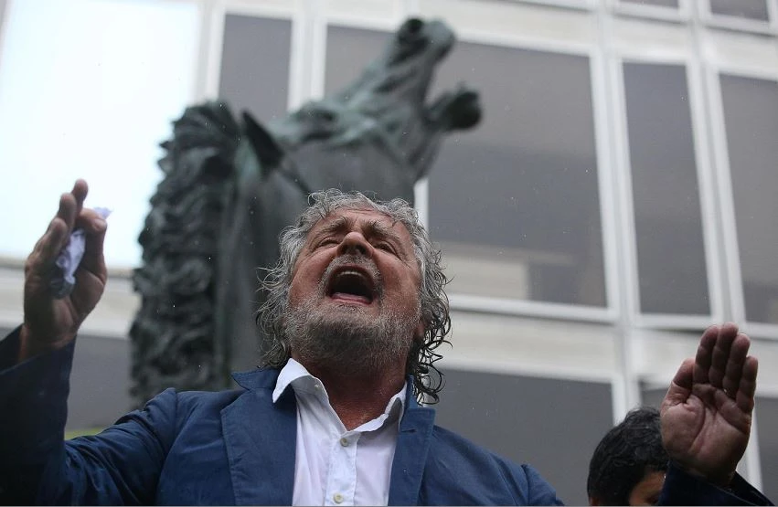 Grillo occupa la Rai: "E' la causa di tutti i mali del Paese. Politica esca dai tg"