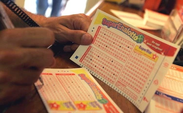 Superenalotto, vince 220 milioni e muore: perché gode l'ex moglie