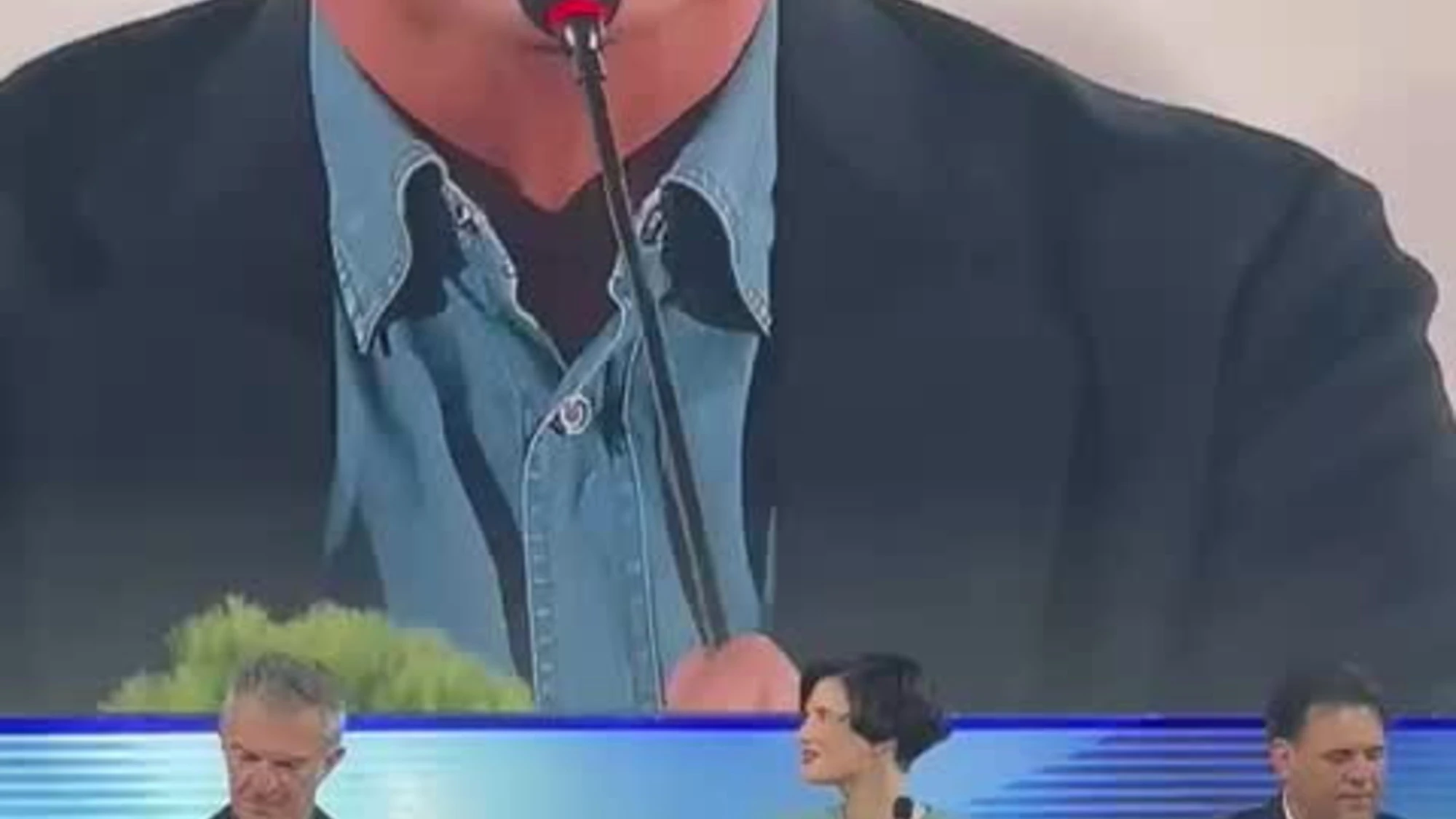 Sanremo 2026, Carlo Conti e il microfono impazzito: ma che fa?