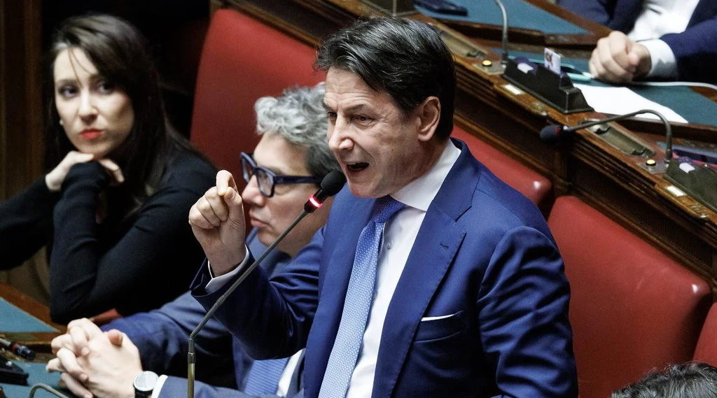 Conte si scatena in aula contro Meloni: "Grazie, senza labiale"