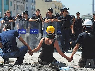 Turchia, nuova notte di scontri Feriti e arresti a Gezi Park