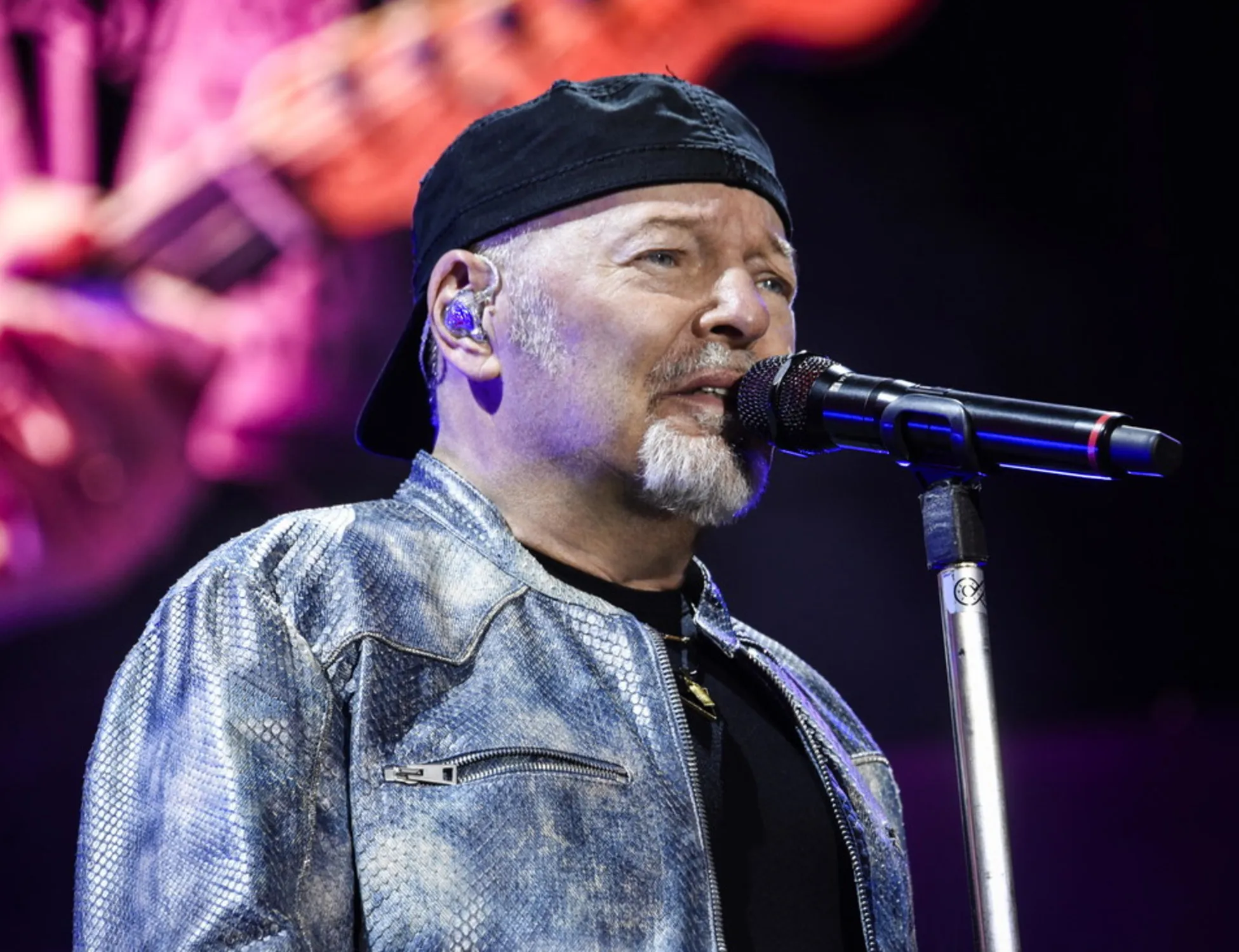 Leggi l'articolo: "Non come pensano quelli di destra": Vasco Rossi farnetica da Vincenzo De Luca