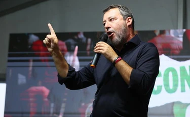 Salvini a Pontida con la maglia nera: "Mica siamo come la Schlein"