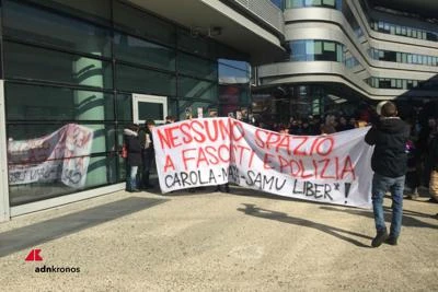 Torino, studenti occupano Rettorato: lanciate uova