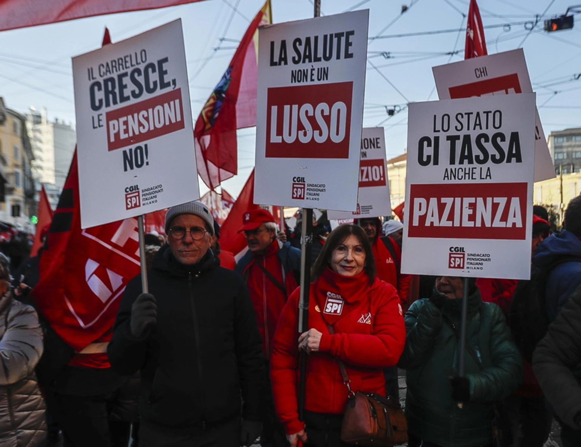 Sciopero generale, cartello-choc contro Meloni: "Mussolini in gonnella"