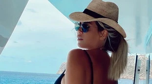 Wanda Nara in bikini, slip inesistente. Lato B, il segno dell'abbronzatura è clamoroso