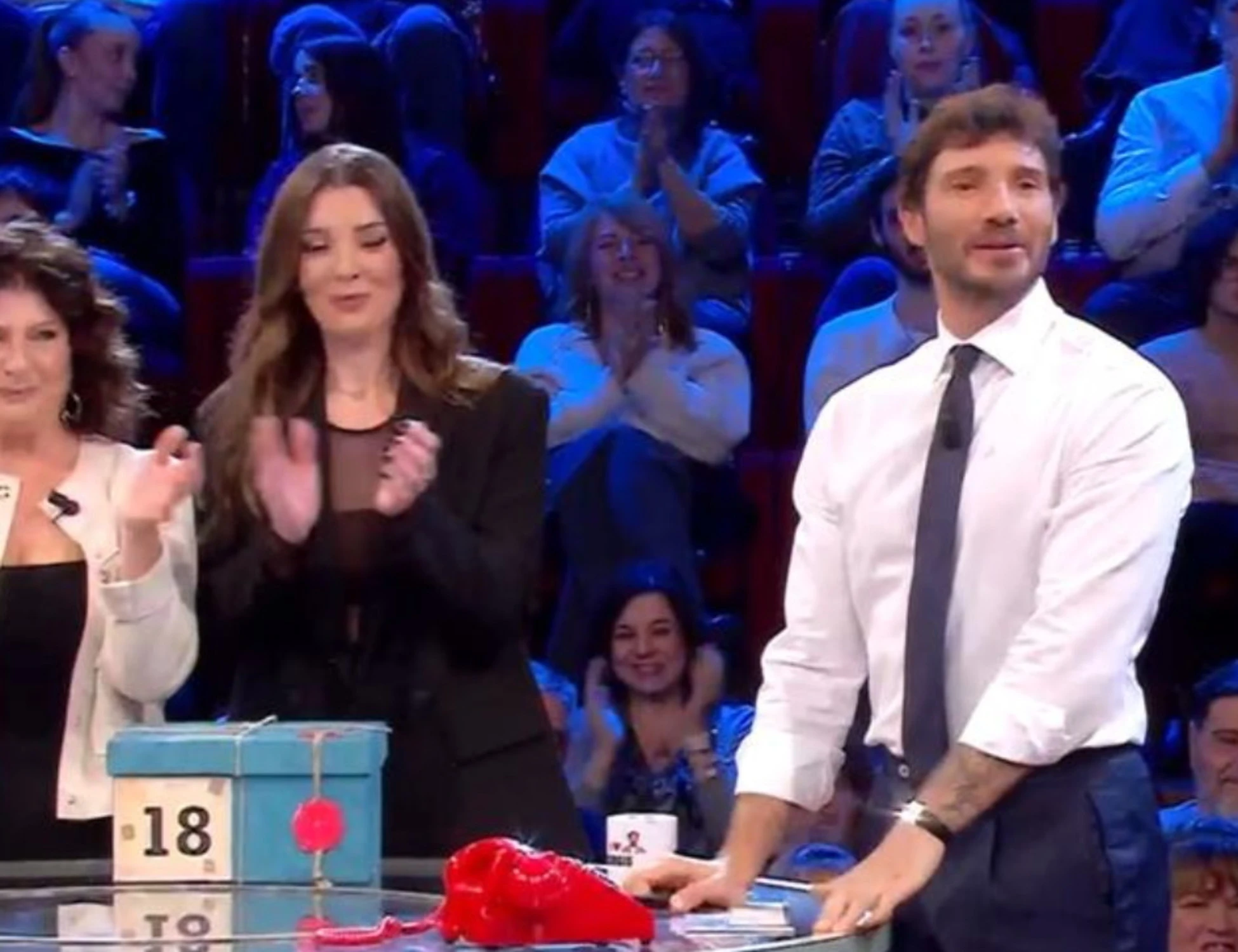 Affari tuoi, Elisa derisa pure da De Martino: "Non ho parole"