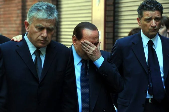 Berlusconi in lacrime ai funerali di Cantoni