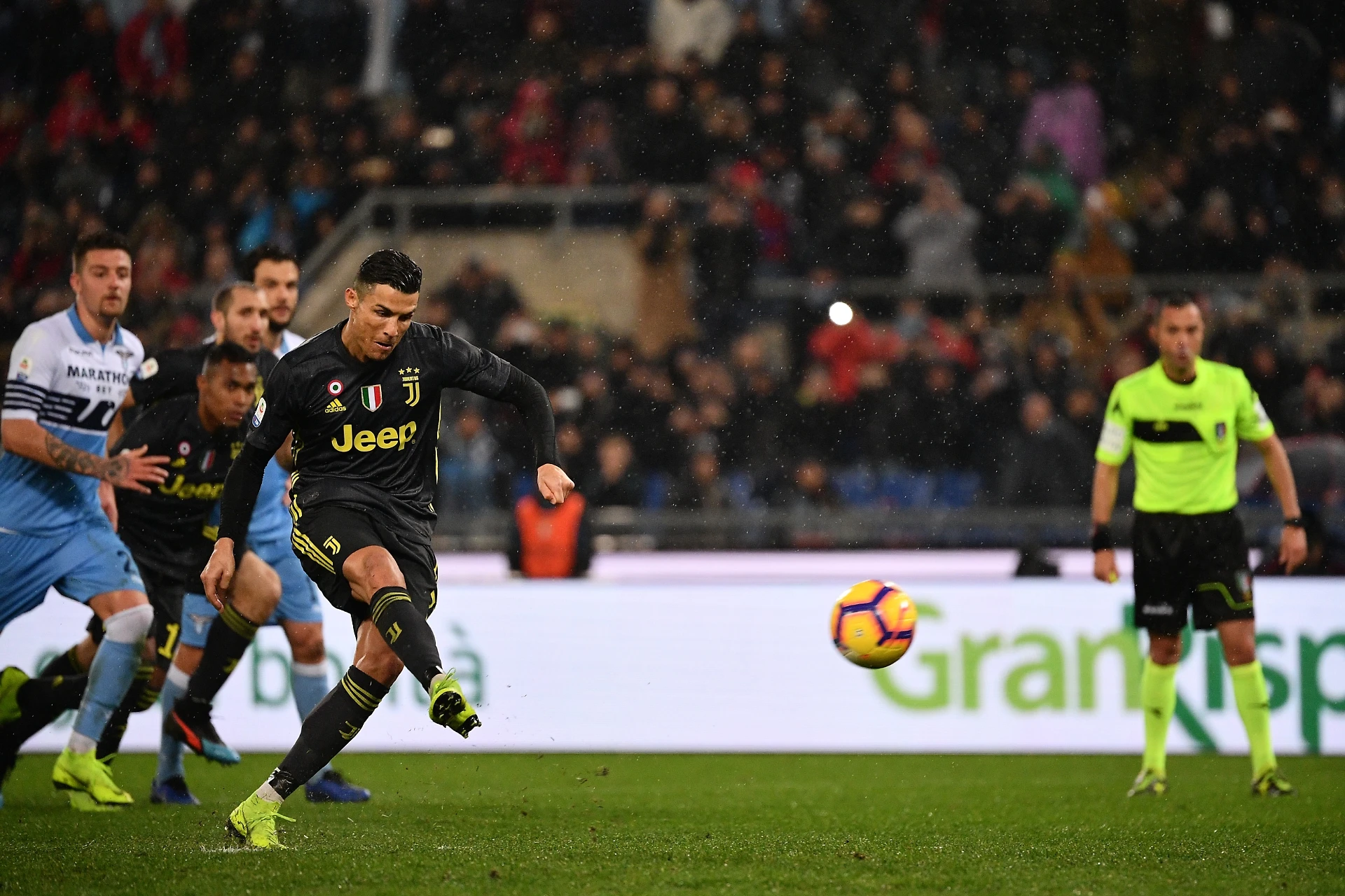 Juventus, la Lazio si arrende a Ronaldo 2-1: i bianconeri trionfano in rimonta