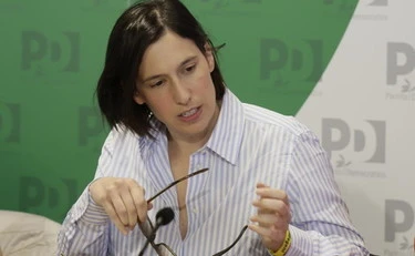 Schlein umiliata da FdI: "Allora lo vuoi?", Elly in confusione totale