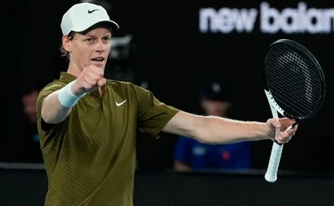 Jannik Sinner, demolito Alexey Popyrin in due set: vola ai quarti