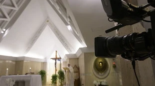 Giuseppe Conte, la protesta dei preti: "Chiese aperte o denunciamo il governo". Class action contro il lockdown?