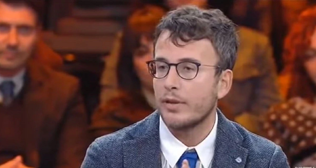 Diego Fusaro prende posizione su Di Battista: "Attacca M5s e Pd? Ecco chi mi ricorda"
