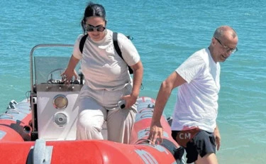 Pd, ultima spiaggia: Ricci cerca voti in barca (e fa piangere i bambini)