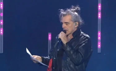 Piero Pelù, comizio rosso al Concertone e sfregio: "Benito Mussolini morto sul lavoro"