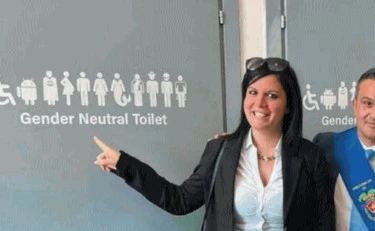 I bagni pubblici secondo il Pd: per Batman, trans e sirene. Sinistra, siamo alla farsa