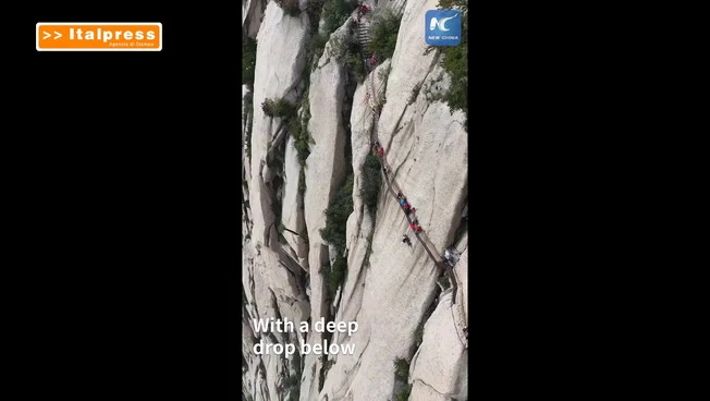 Cina, vigili del fuoco si addestrano nel soccorso con corde sul monte Huashan
