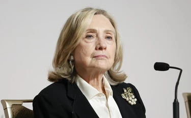 Hillary Clinton attacca l'immigrazione selvaggia? Allora meglio oscurarla