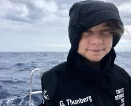 Greta Thunberg, quinto giorno di navigazione. Capito la svedese? Come se la spassa sul catamarano