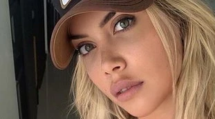 Wanda Nara in bikini, la foto con vista dall'alto dopo la doccia: roba spropositata
