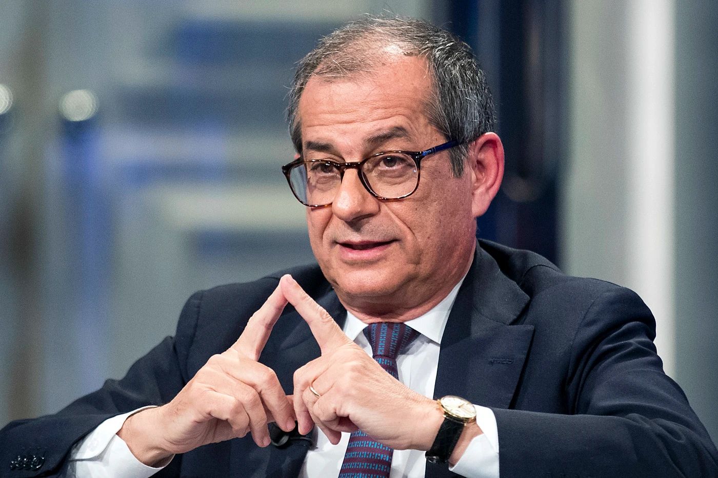 Banche, Giovanni Tria a Porta a Porta: "Con lo spread così alto non si può andare avanti"