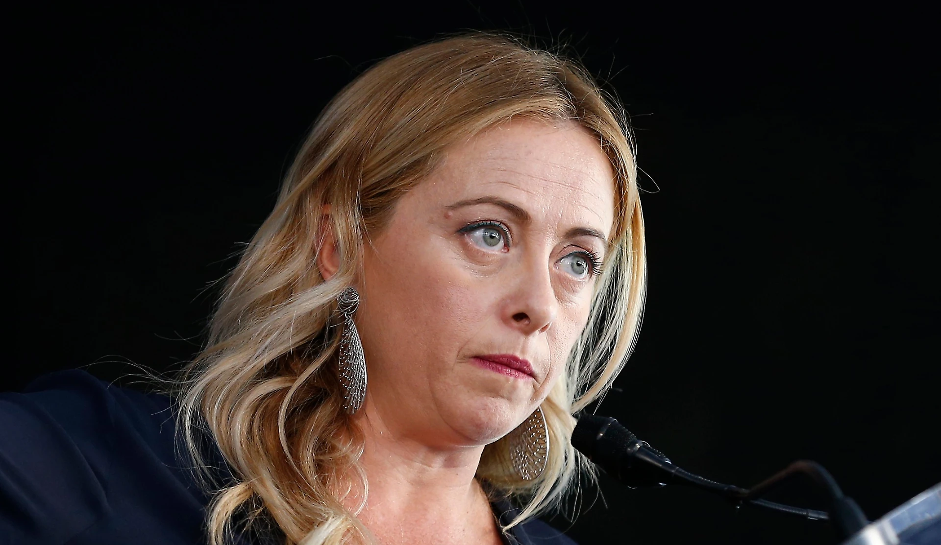 Giorgia Meloni umilia ancora Jean-Claude Juncker: "Spesso biascica", poi gli ride in faccia