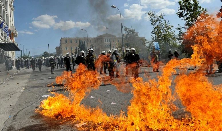 Molotov e lacrimogeni a Atene Muore un uomo in piazza