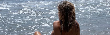 Elisabetta Canalis in California. La foto che fa impazzire i fan, il seno esplosivo non sta nel costume