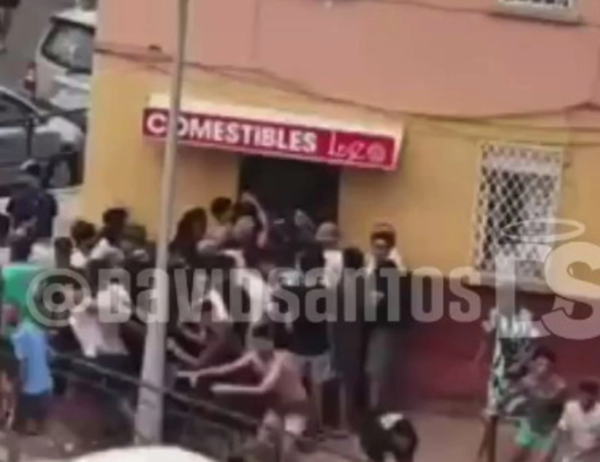 Ceuta, migranti assaltano negozi e case: guerriglia con i residenti
