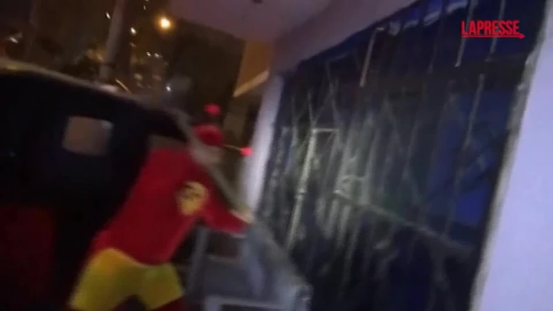 Perujski policist, preoblečen v superjunaka, aretiral pet oseb