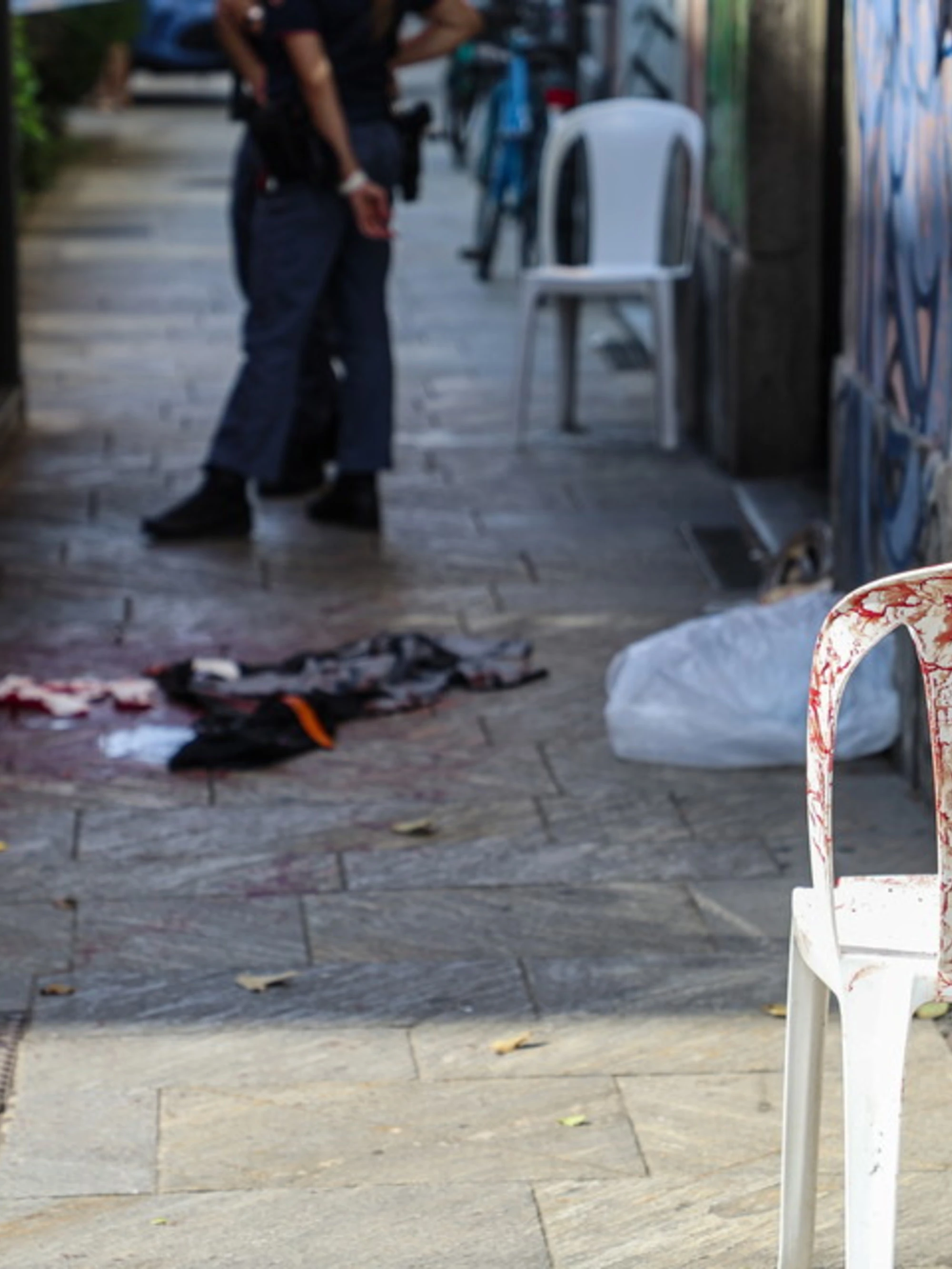 Milano, rincorre un uomo per strada e lo colpisce con un machete