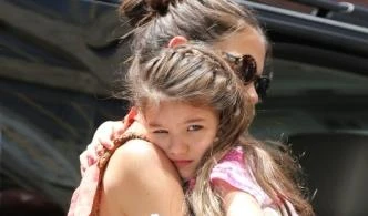 Paura per Katie Holmes e Suri: camion le butta fuori strada