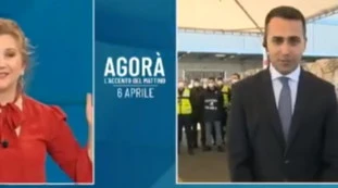 Luigi Di Maio ad Agorà: "L'importante è distanziare le persone". Dietro di lui, gaffe in diretta